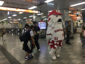 後ろに気配がっ！   